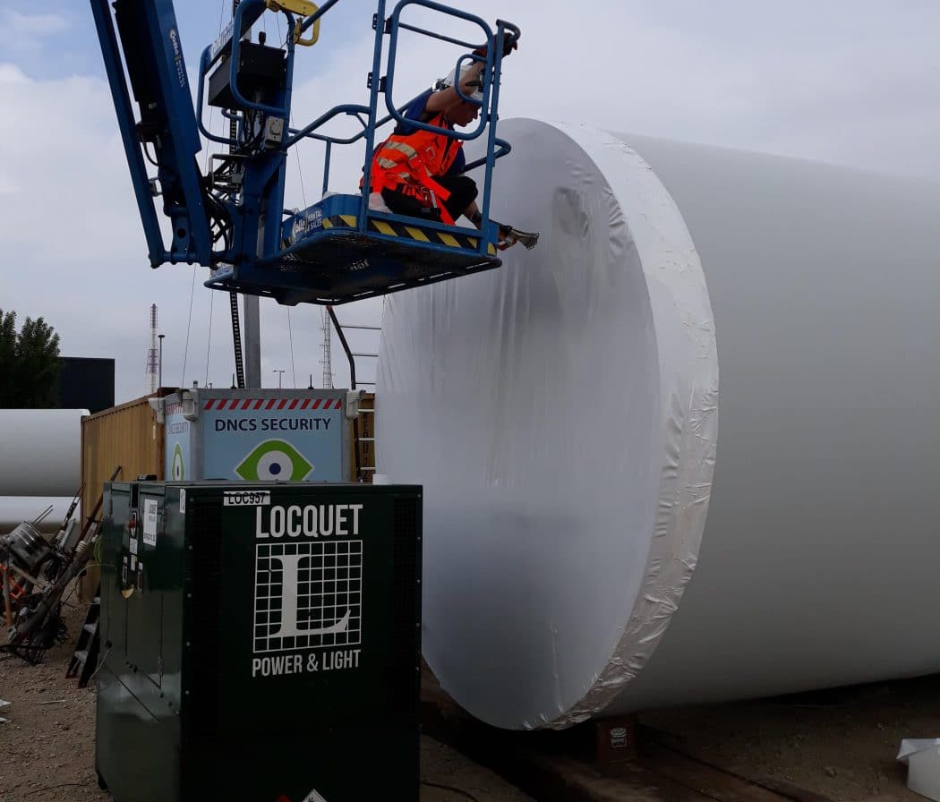 Krimpfolie aanbrengen op windturbine
