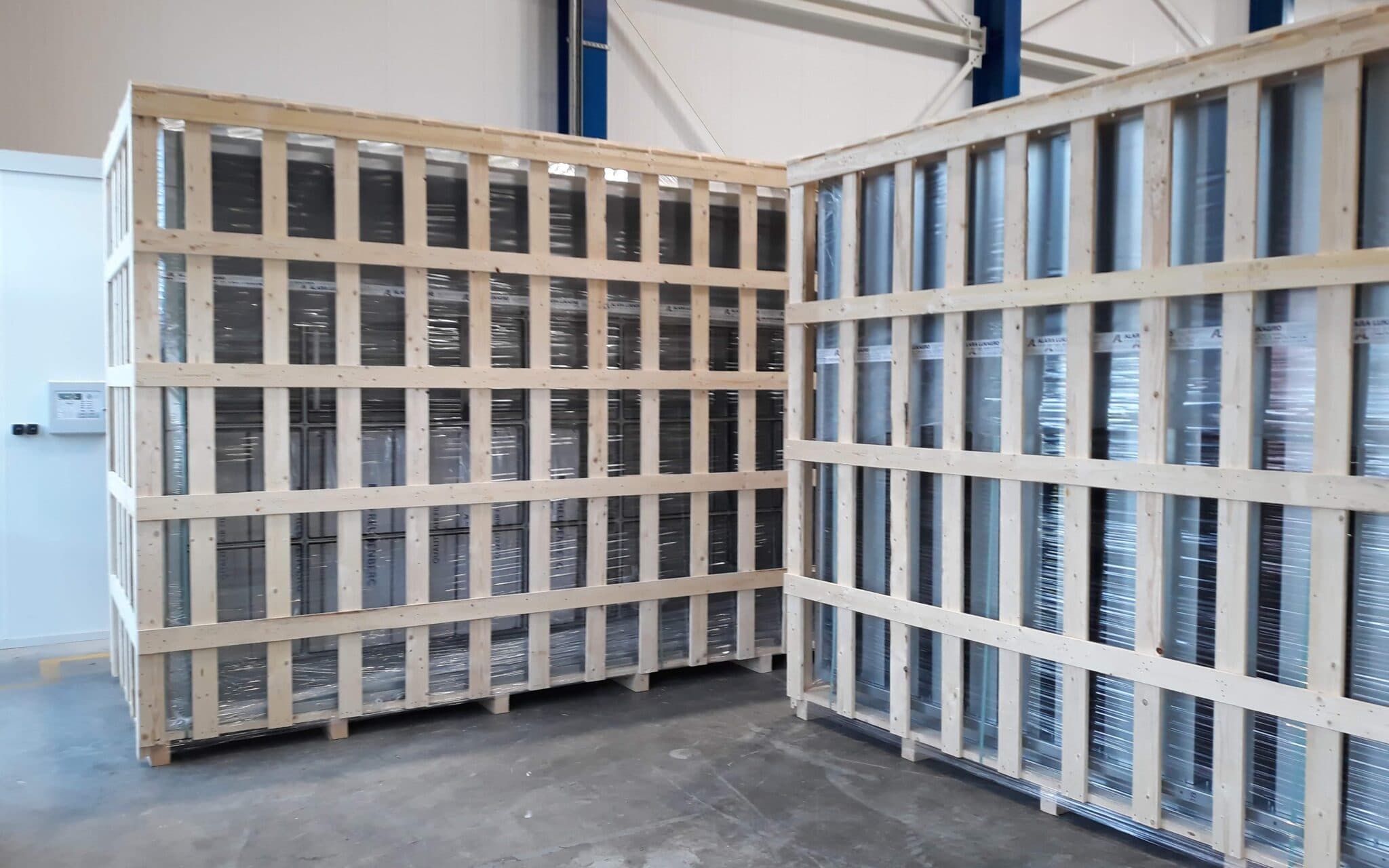 Exportkrat met machineonderdelen 2