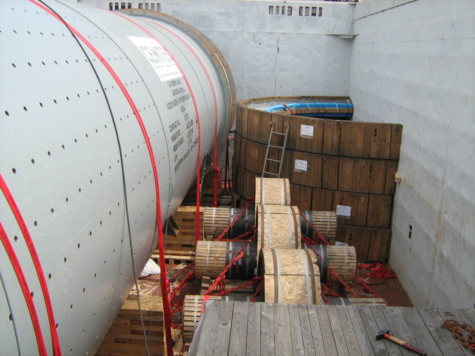 Grote silo en assen vastzetten