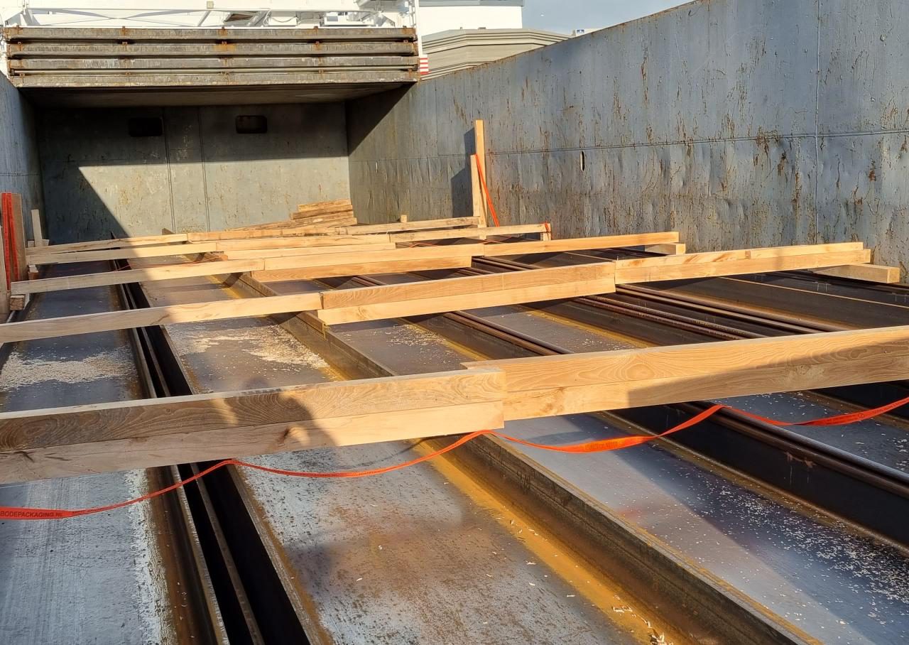 Stalen binten gestabiliseerd met hout blokkering