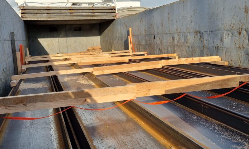 Stalen binten gestabiliseerd met hout blokkering