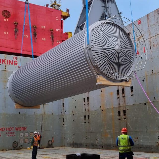 Biertank wordt per hijskraan in schip geplaatst